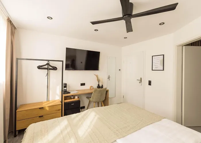 Essenzapartment Hof, 24h Checkin, Parkplatz, Wlan300mbit Hof (Bavaria)
